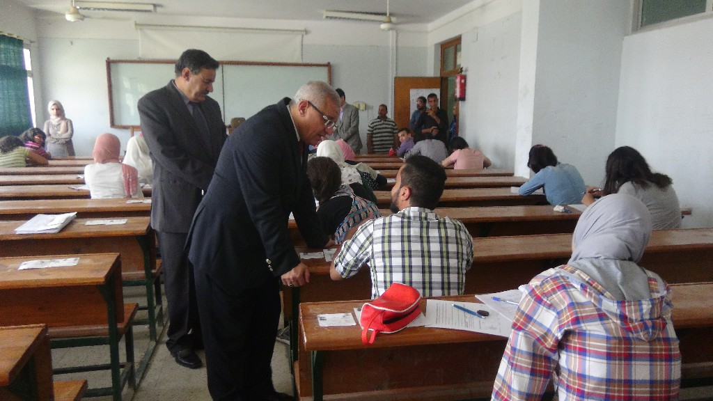 رئيس جامعة المنيا يتفقد لجان الامتحانات (10)