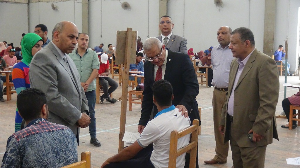 رئيس جامعة المنيا يتفقد لجان الامتحانات (5)
