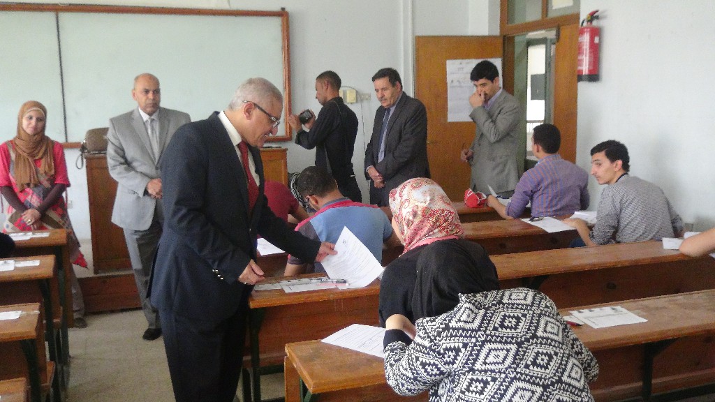 رئيس جامعة المنيا يتفقد لجان الامتحانات (8)