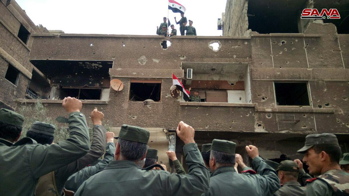 رفع العلم السورى فى مخيم اليرموك