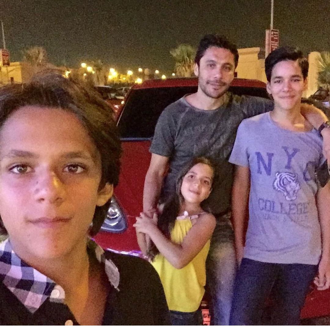 أحمد حسن مع أبناؤه الثلاثة