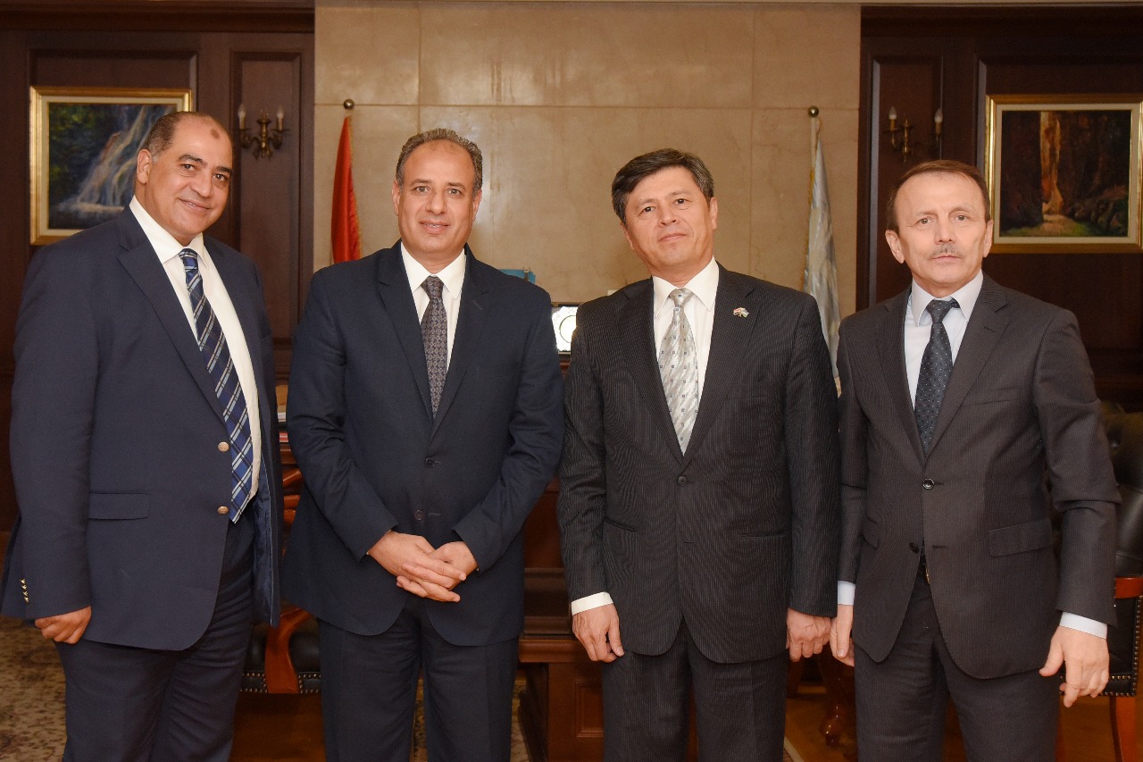 محافظ الإسكندرية يستقبل سفير أوزباكستان بالقاهرة  (4)