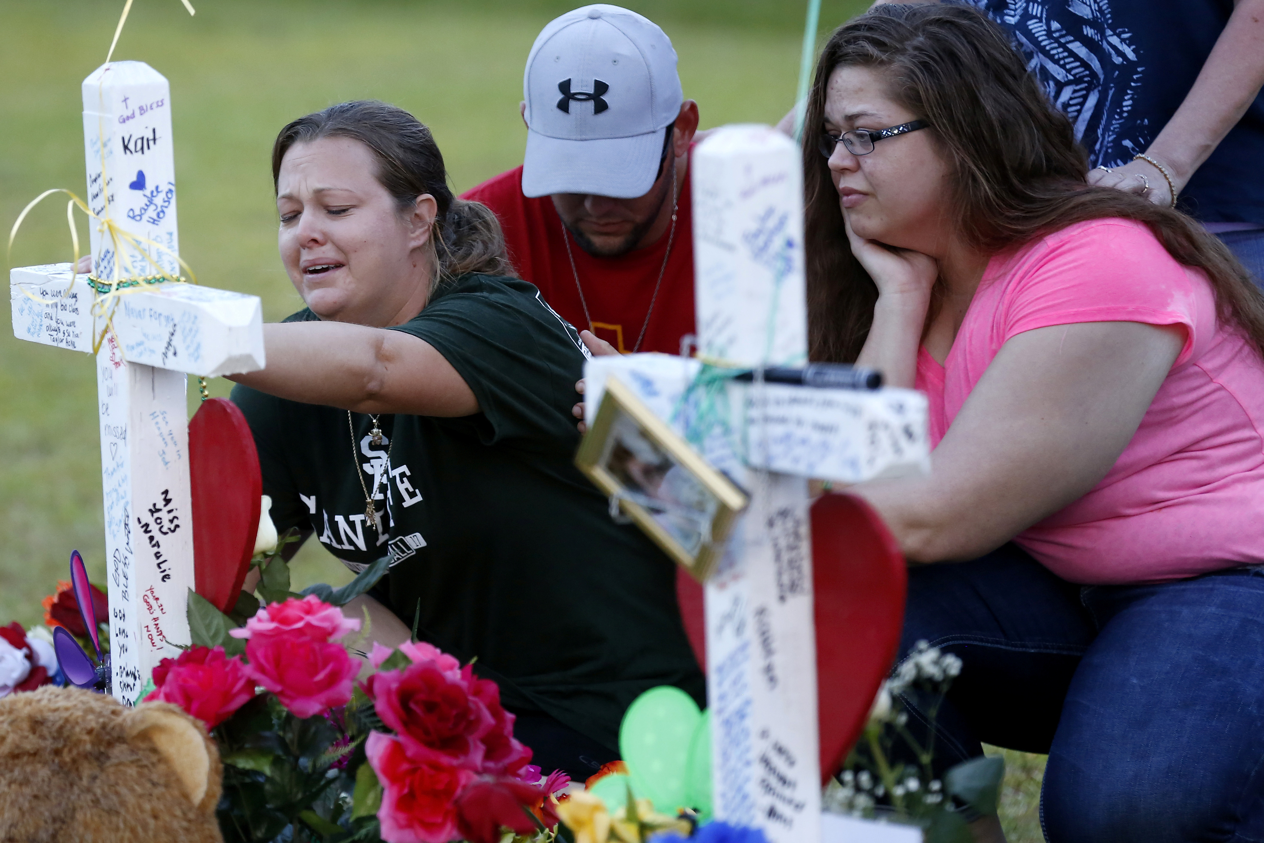 وقفة بالورود والدباديب على ضحايا حادث إطلاق النار بمدرسة بتكساس الأمريكية