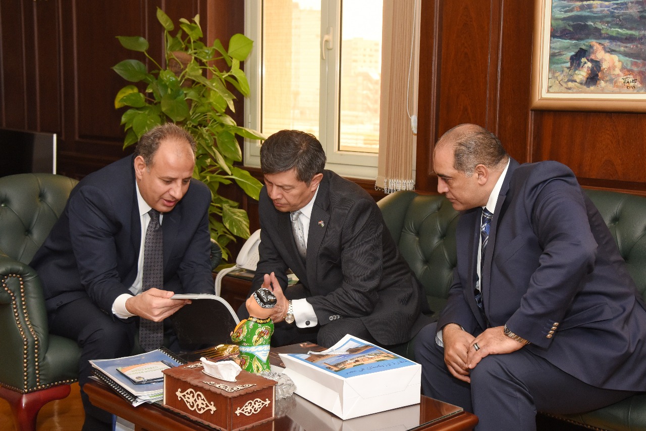 محافظ الإسكندرية يستقبل سفير أوزباكستان بالقاهرة  (1)