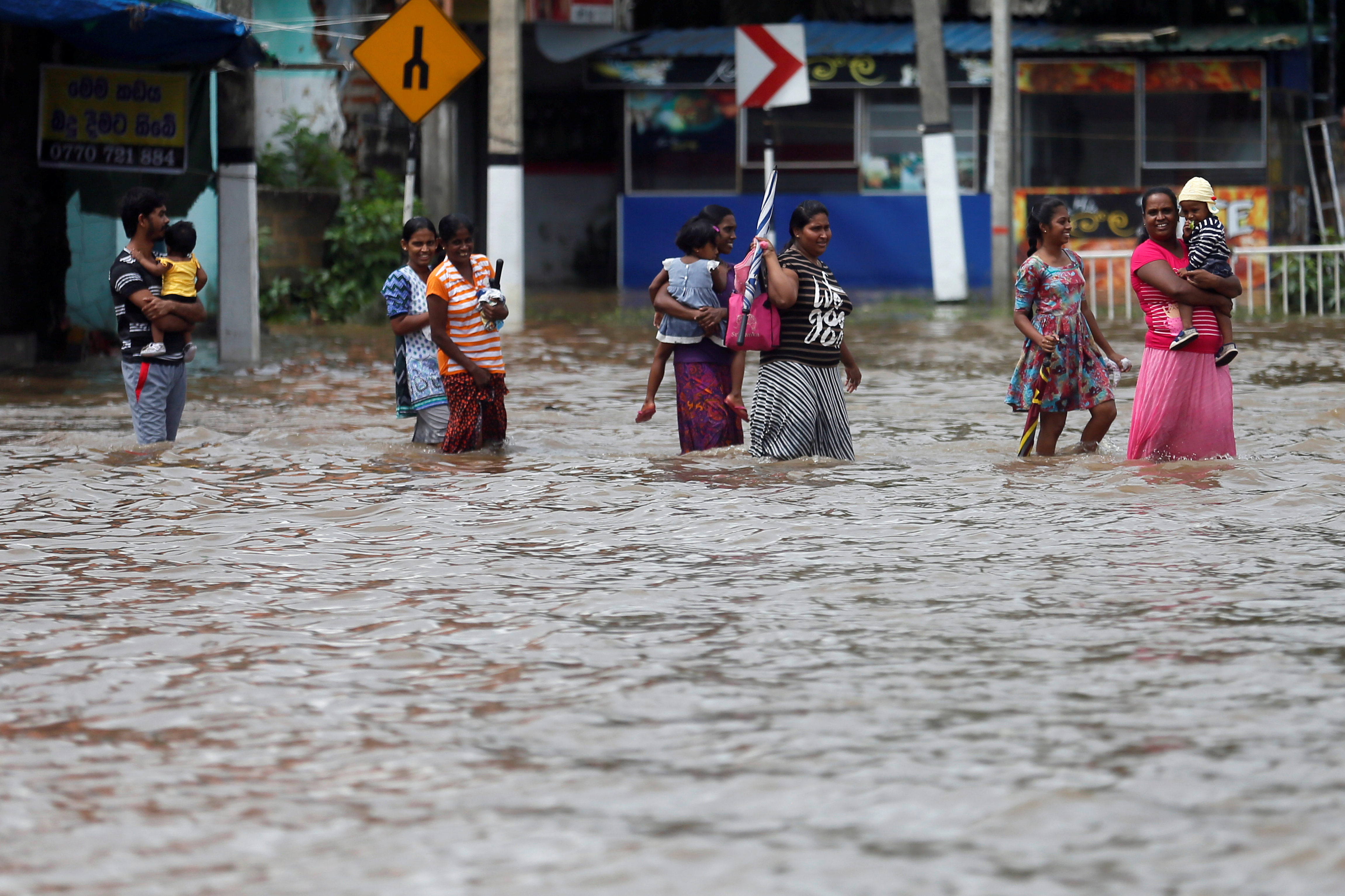 تعطل حركة السير فى سريلانكا بسبب الأمطار الغزيرة