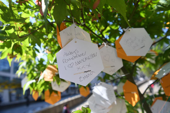 بريطانيون يحيون الذكرى السنوية لضحايا هجوم مانشستر
