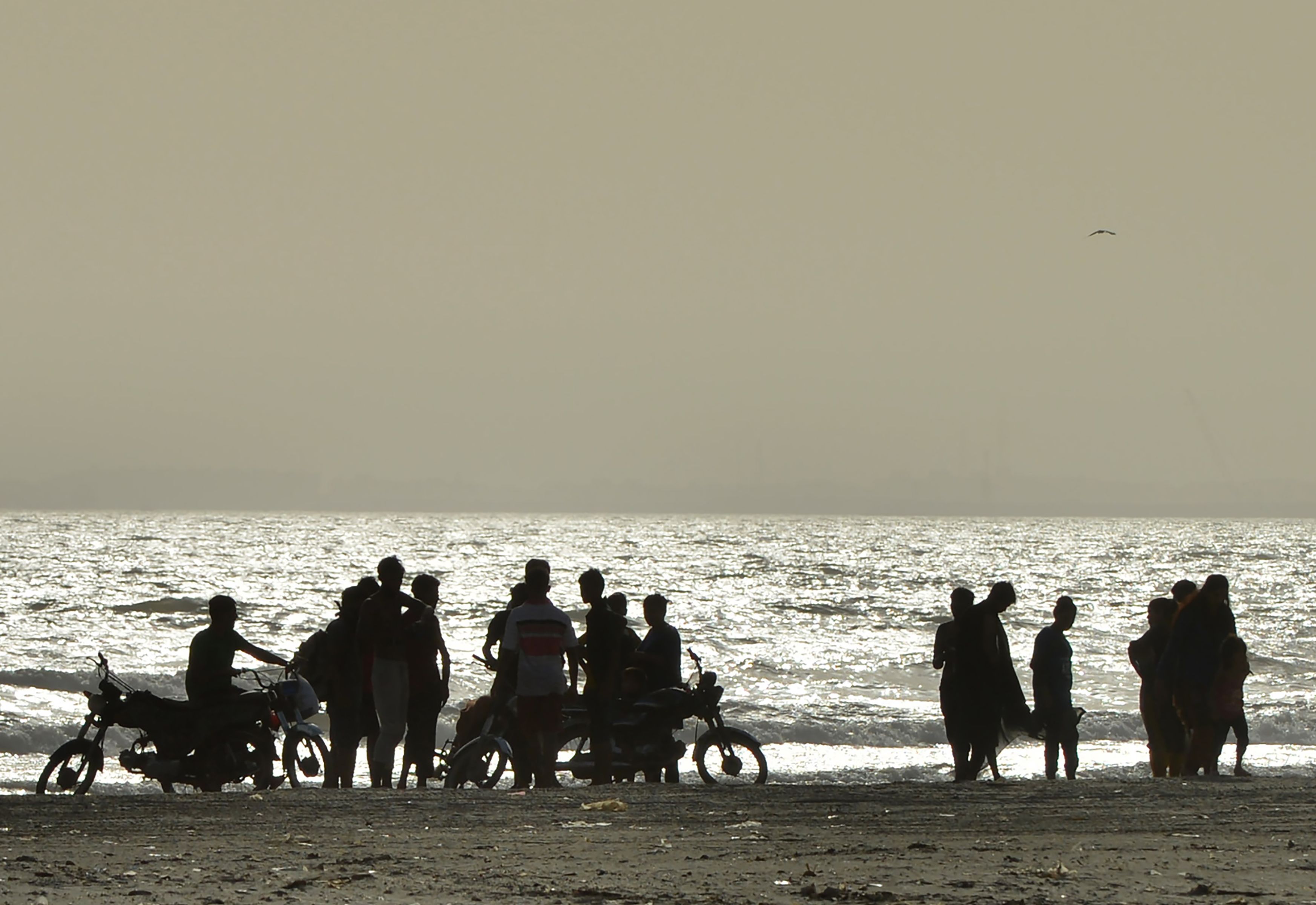 لجوء المواطنين إلى الشواطئ بباكستان