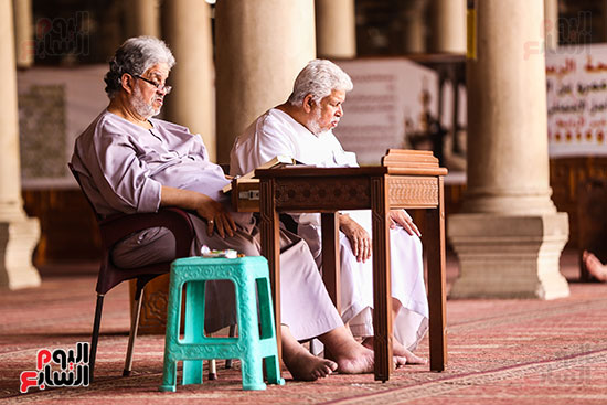 الصائمون يستمتعون بقضاء نهار رمضان فى المساجد  (1)