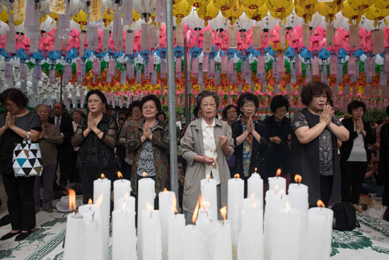  اشعال الشموع احتفالا بعيد ميلاد بوذا 
