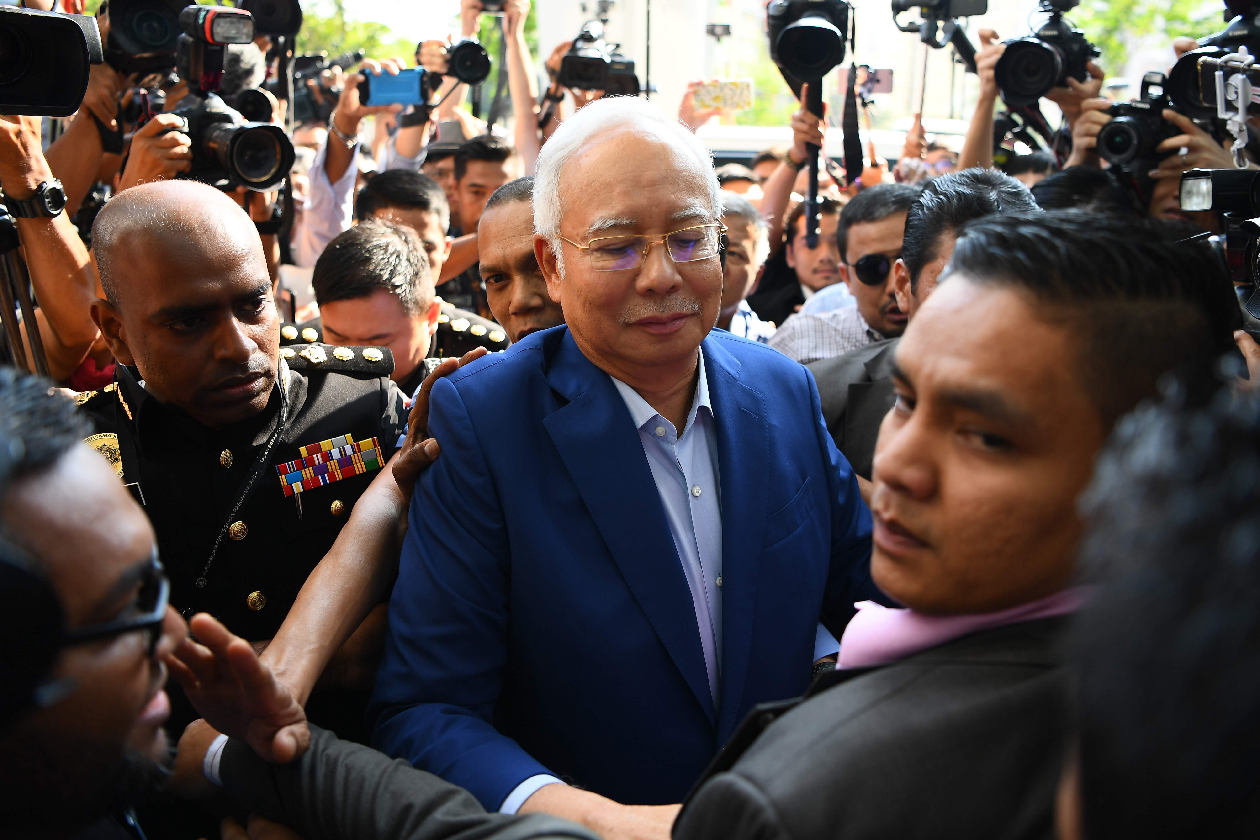 رئيس الوزراء الماليزى السابق نجيب عبد الرزاق يمثل أمام لجنة مكافحة الفساد