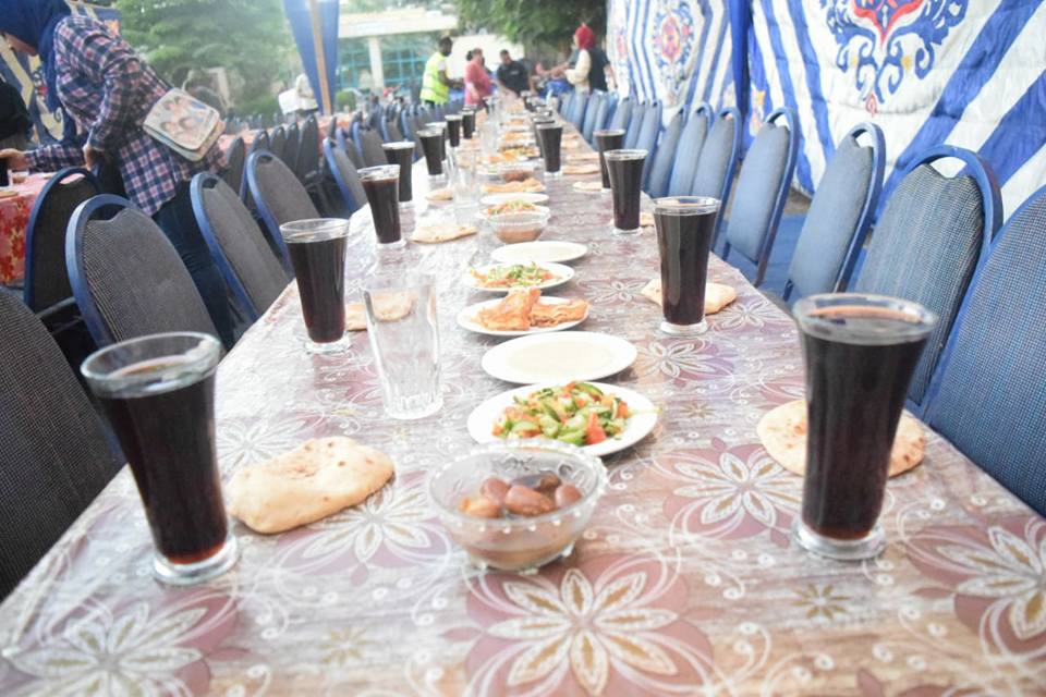 تجهيز وجبات رمضان فى الموائد الخيرية بالاقصر