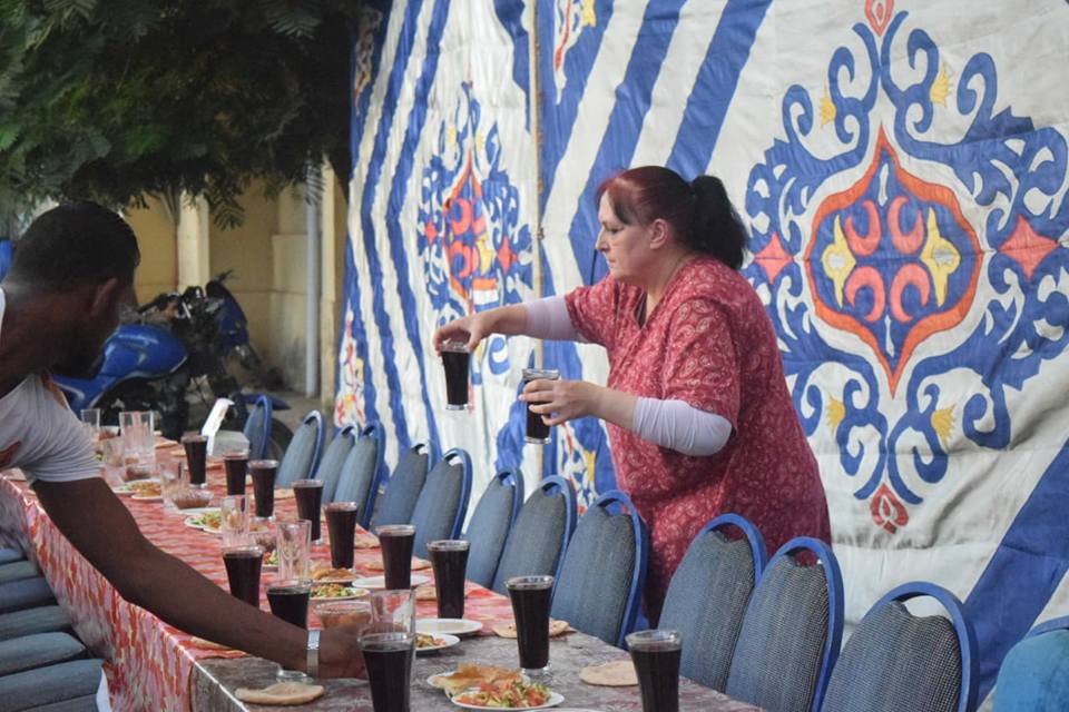 باربرا كلارك الانجليزية تشارك فى تجهيز موائد رمضان الخيرية