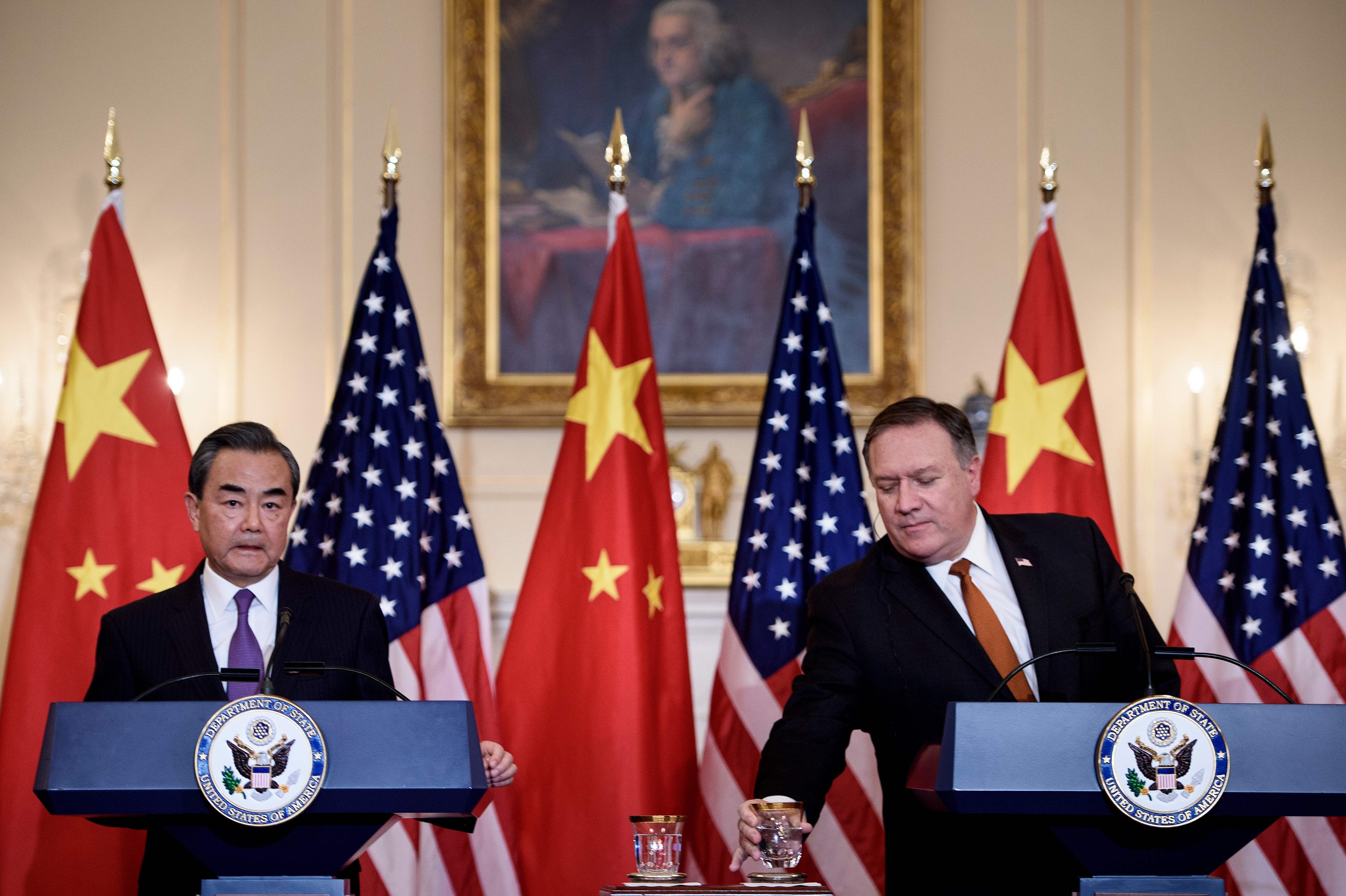 مؤتمر لوزير الخارجية الصيني ونظيره الأمريكي