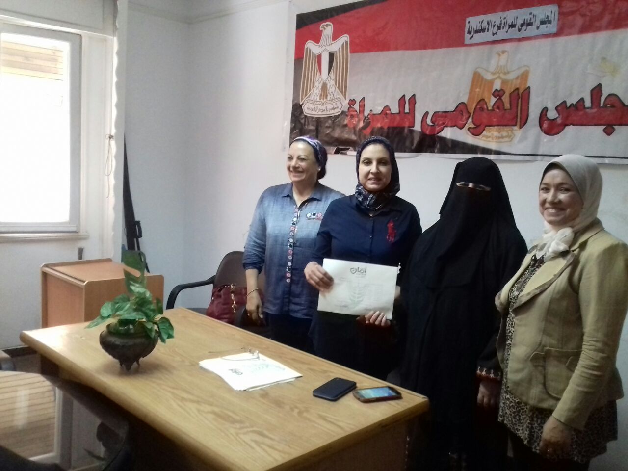 المجلس القومى للمرأة يسلم شهادات أمان للسيدات ببرج العرب  (3)