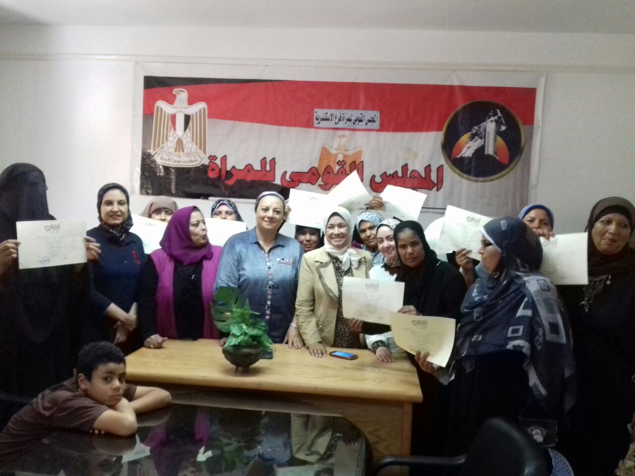 المجلس القومى للمرأة يسلم شهادات أمان للسيدات ببرج العرب  (1)