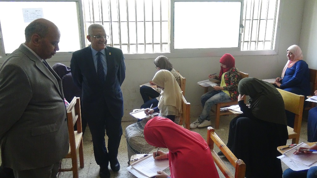 رئيس جامعة المنيا يتفقد لجان الامتحانات  (9)