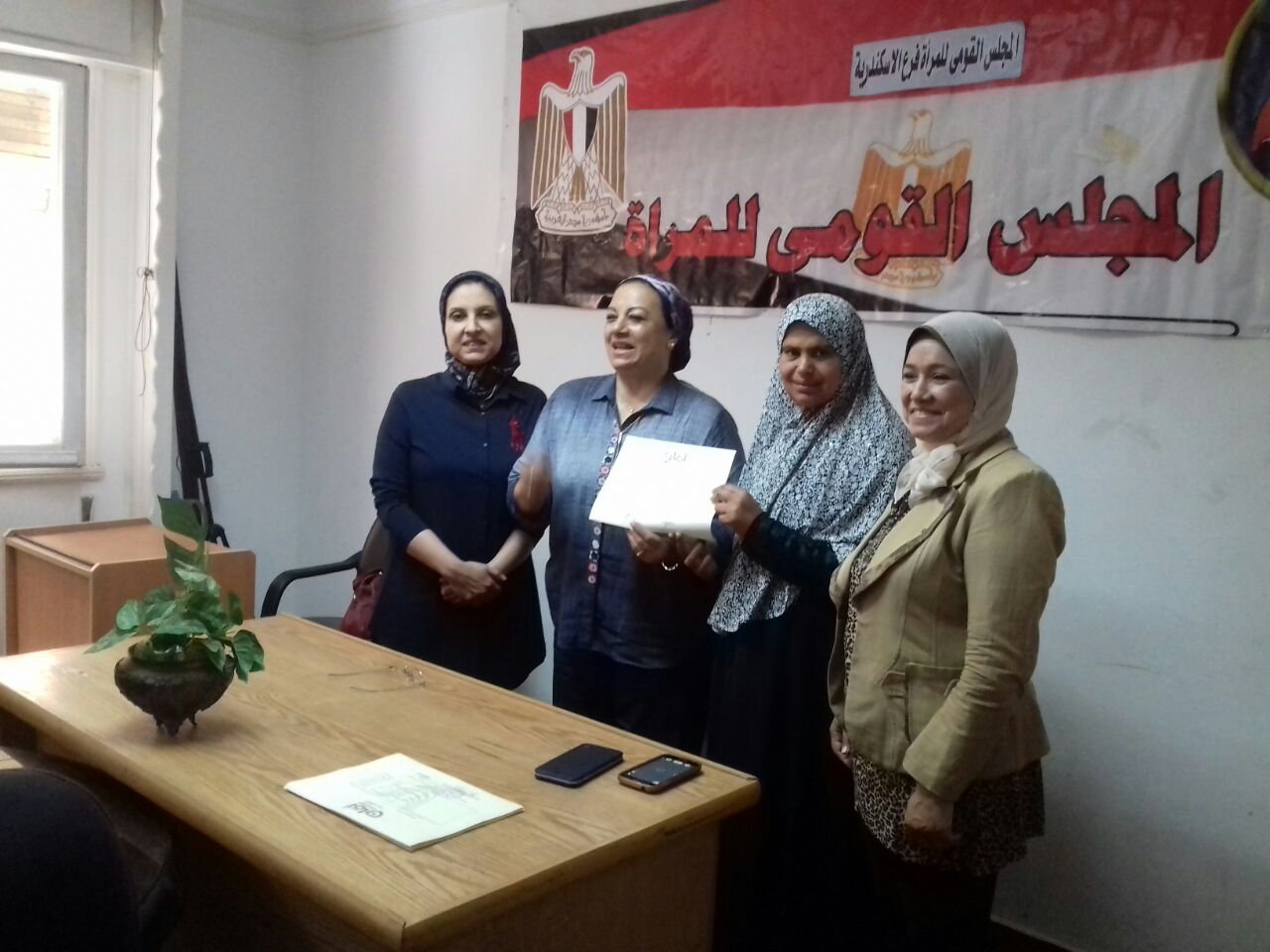المجلس القومى للمرأة يسلم شهادات أمان للسيدات ببرج العرب  (4)