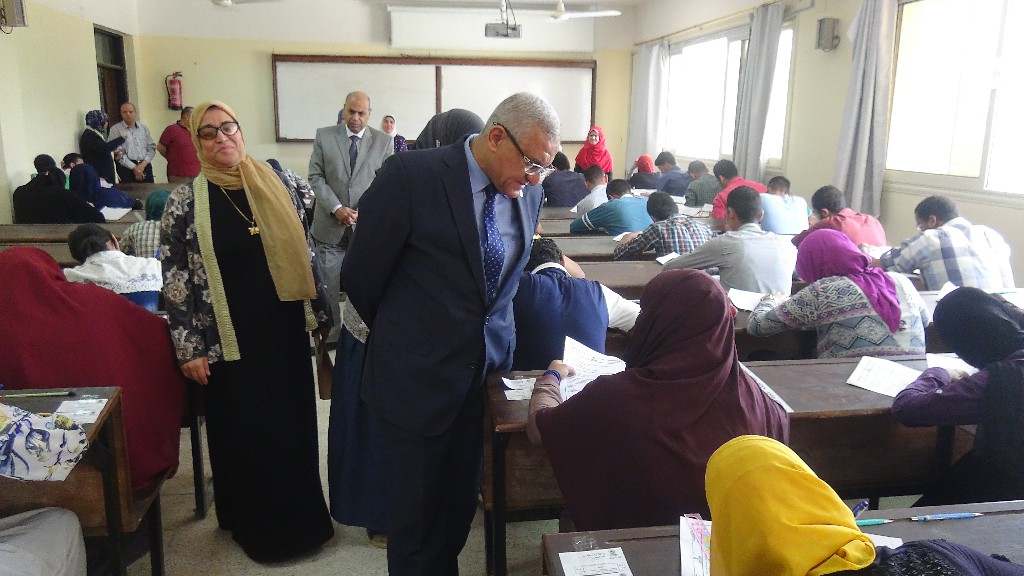 رئيس جامعة المنيا يتفقد لجان الامتحانات  (1)