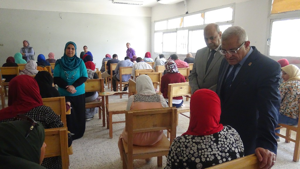 رئيس جامعة المنيا يتفقد لجان الامتحانات  (7)