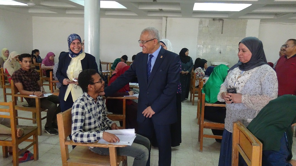 رئيس جامعة المنيا يتفقد لجان الامتحانات  (5)