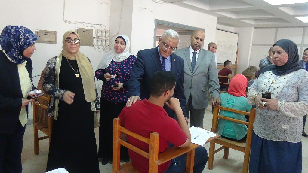 رئيس جامعة المنيا يتفقد لجان الامتحانات  (4)