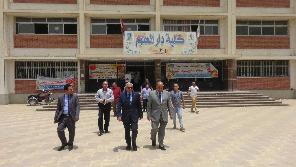 رئيس جامعة المنيا يتفقد لجان الامتحانات  (10)