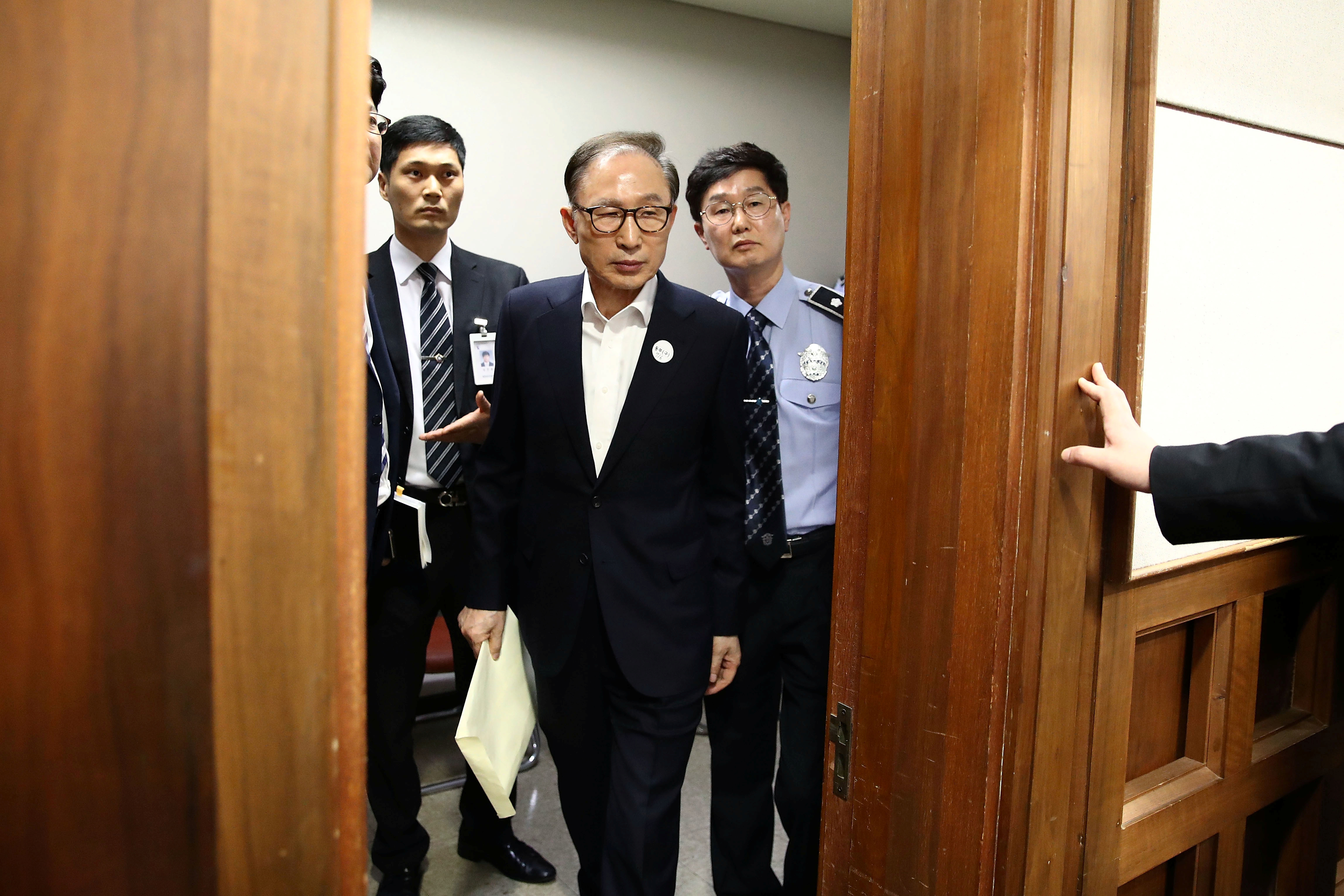 الشرطة ترافق رئيس كوريا الجنوبية الأسبق لجلسة محاكمته