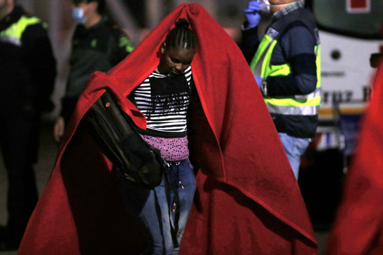 توفير بطاطين لمهاجرين غير شرعيين فى إسبانيا