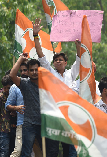 متظاهرون فى الهند يرفعون علم بلادهم ولافتات احتجاجية