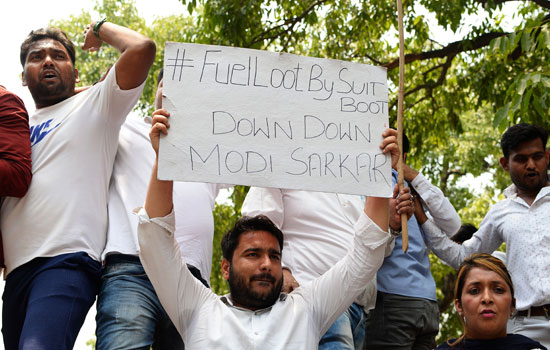 لافتات احتجاجية على ارتفاع أسعار الوقود فى الهند