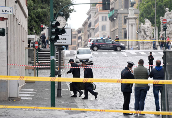 الشرطة الإيطالية تفحص موقع قنبلة قرب الفاتيكان