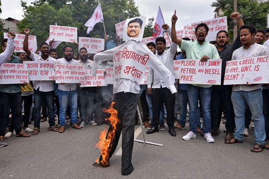 حرق دمية وزير النفط الهندى احتجاجًا على أسعار الوقود