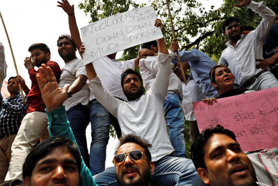 متظاهرون فى الهند يحتجون على ارتفاع أسعار الوقود