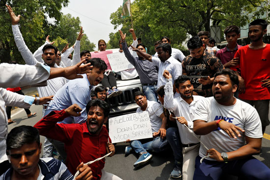 مظاهرات فى الهند احتجاجًا على زيادة أسعار الوقود
