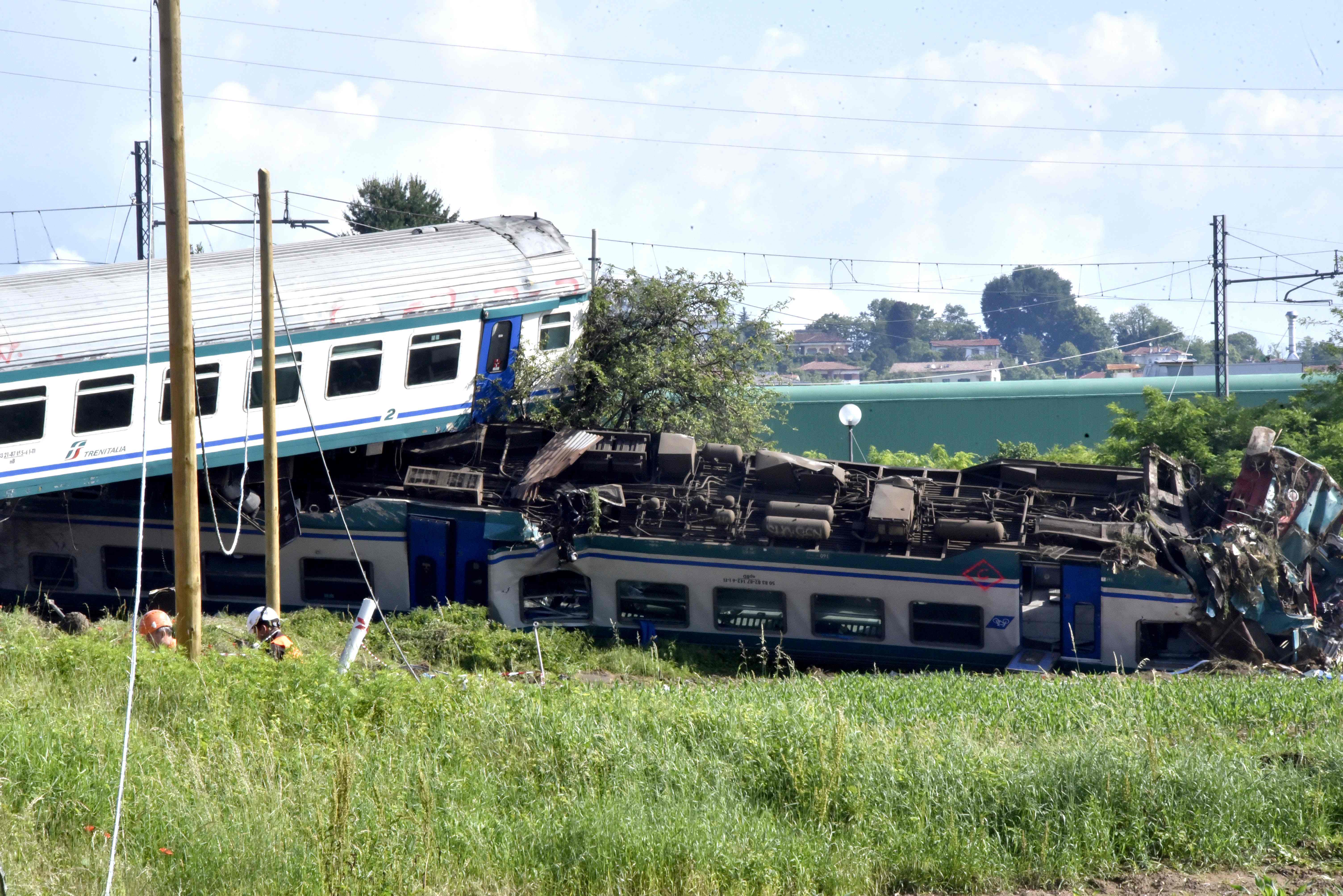 ننشر صور موقع حادث تصادم قطار إيطاليا بعد وفاة شخصين ...