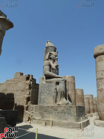 تمثال ضخم للملك أمنحتب داخل المعبد