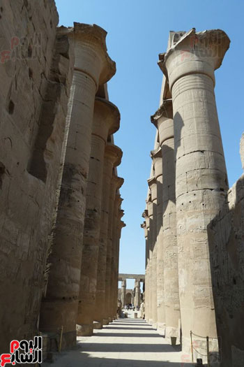 مدخل الفناء الرئيسى بالمعبد تحيطه الأعمدة الفرعونية