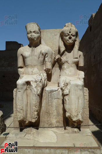  تمثالين مميزين للقدماء المصريين بالمعبد