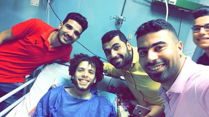 الشاب محمد مهدى مع أصدقائه