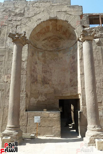 مدخل احدى مقصورات المعبد التاريخية