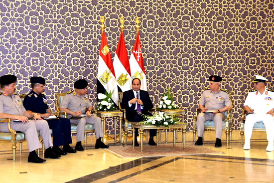 الرئيس عبد الفتاح السيسي مع كبار قادة القوات المسلحة (1)