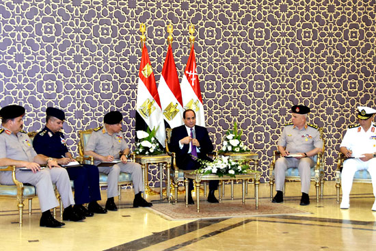الرئيس عبد الفتاح السيسي مع كبار قادة القوات المسلحة (2)