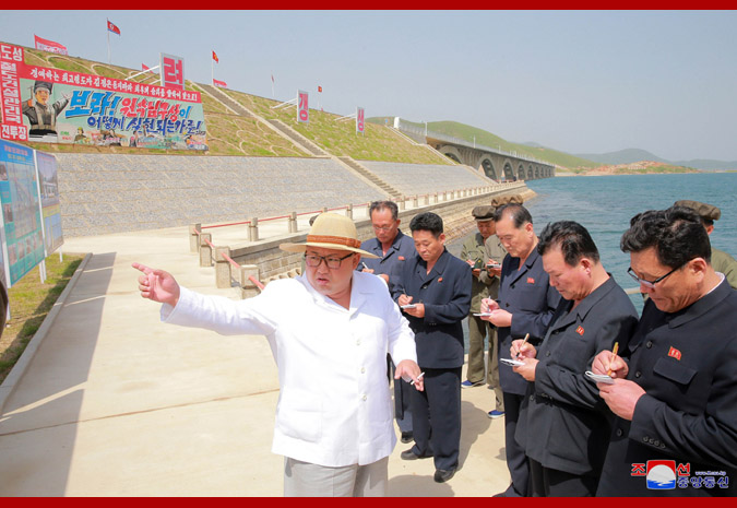 زعيم كوريا يتفقد الجسر