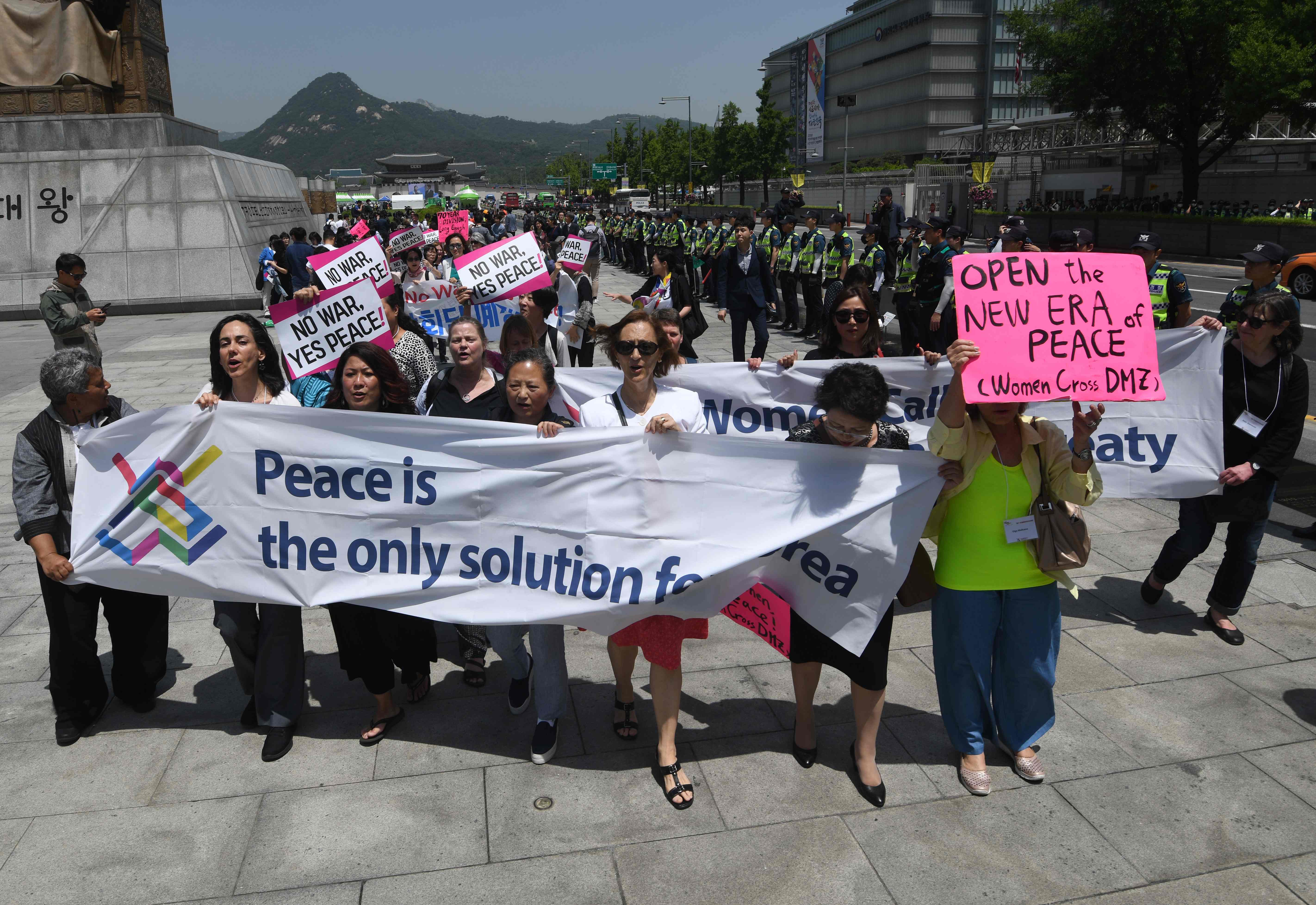 مظاهرات بمحيط السفارة الأمريكية فى كوريا الجنوبية