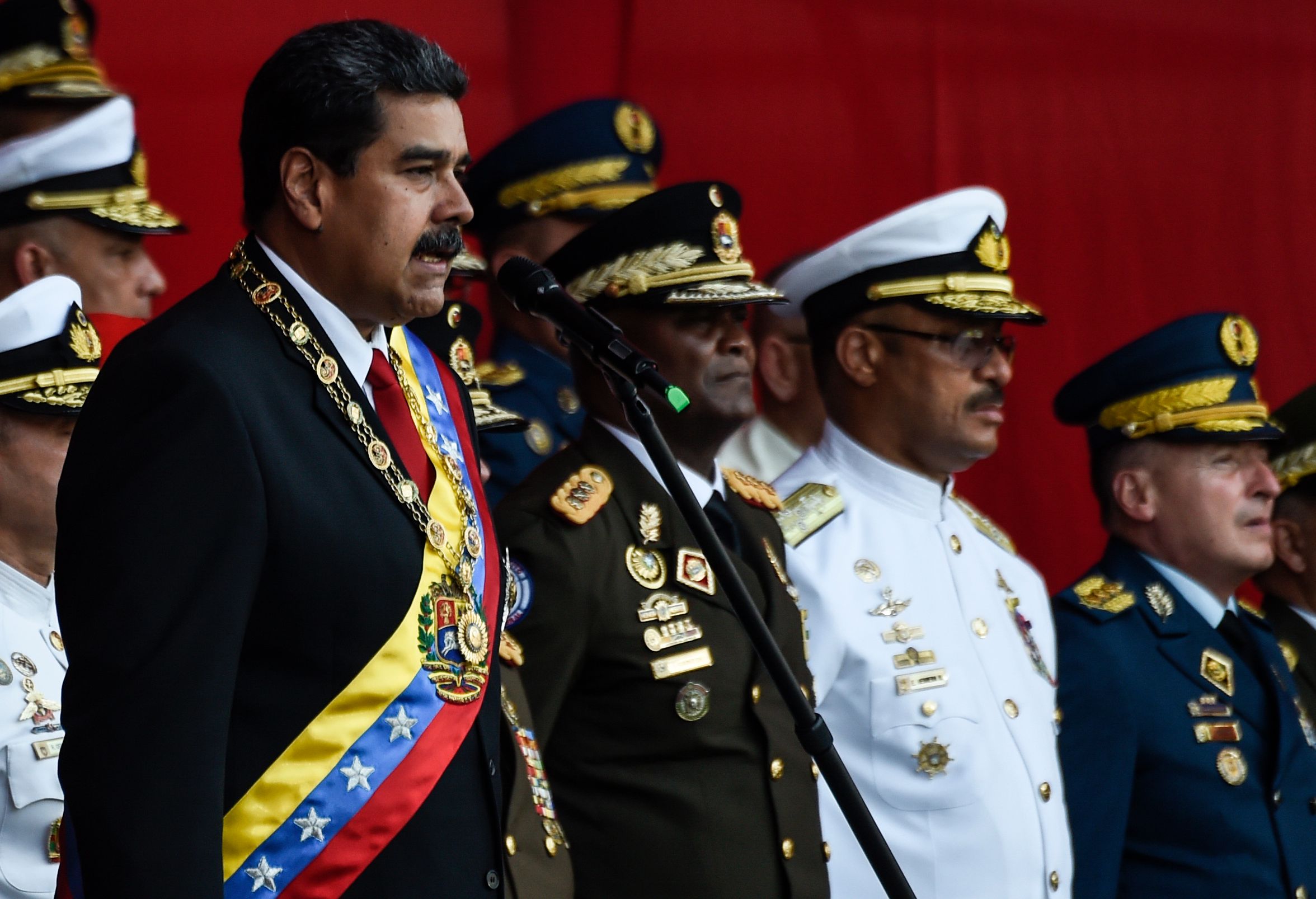 رئيس فنزويلا فى عرض عسكرى