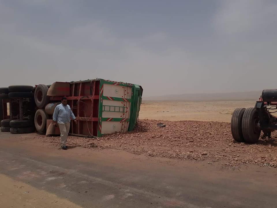 إنقلاب مقطورة على الطريق الصحراوي بإسنا  (2)