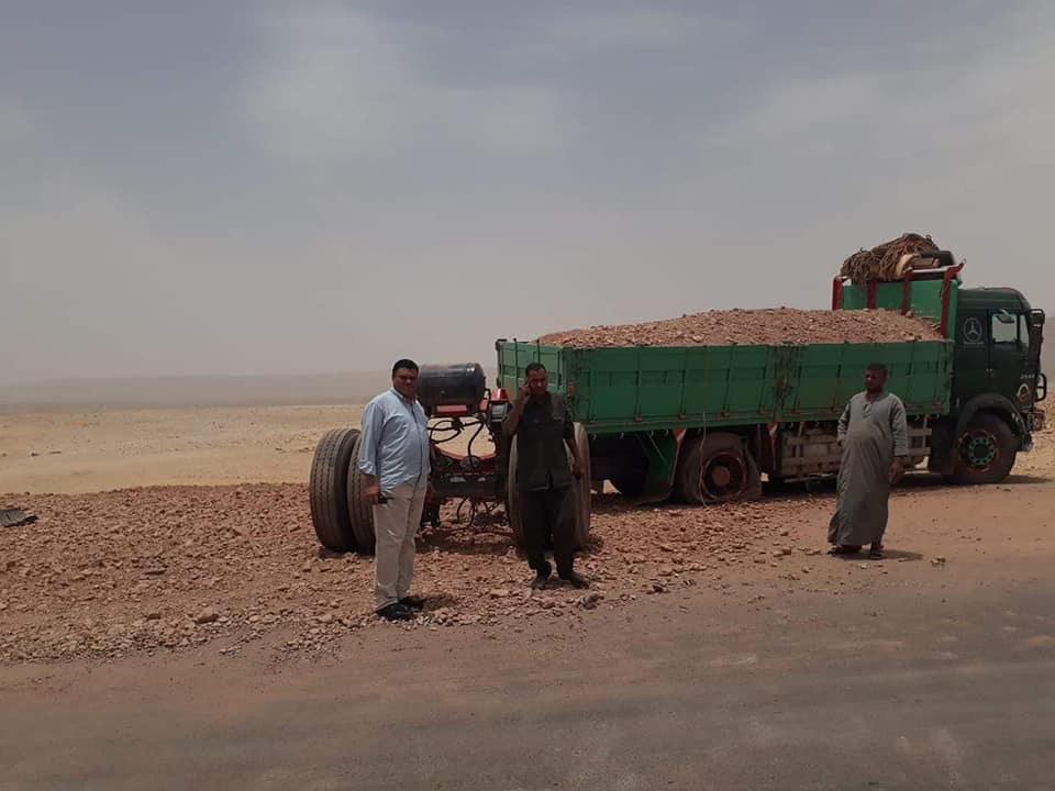 إنقلاب مقطورة على الطريق الصحراوي بإسنا  (1)