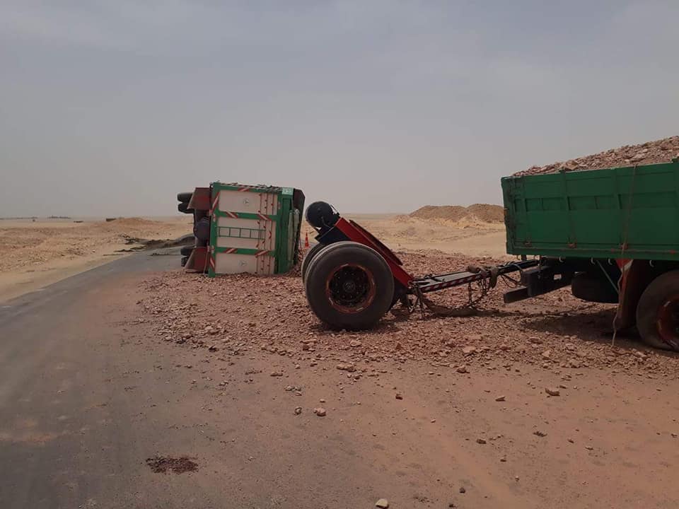 إنقلاب مقطورة على الطريق الصحراوي بإسنا  (3)