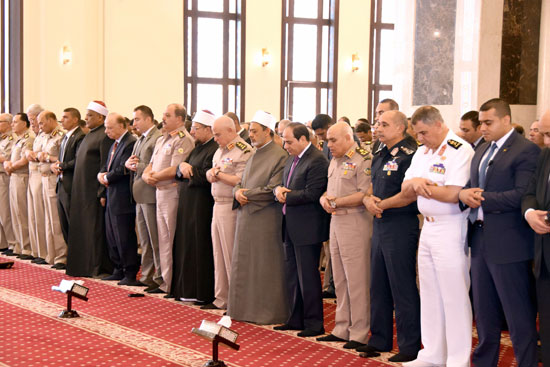 الرئيس عبد الفتاح السيسي مع كبار قادة القوات المسلحة (5)