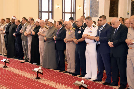 الرئيس عبد الفتاح السيسي مع كبار قادة القوات المسلحة (6)